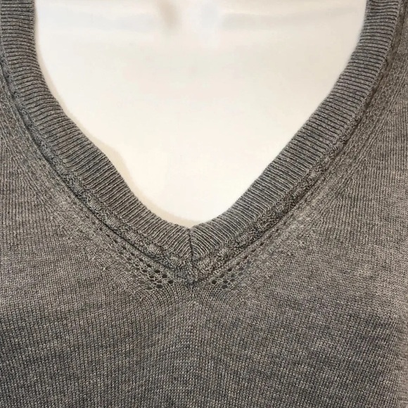 Women’s Banana Republic Gray V Neck Pullover Sweater Size S - Picture 4 of 7